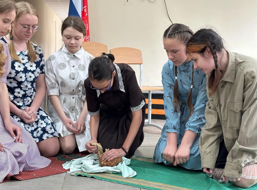 Школьники из посёлка Пола мечтают поставить настоящий спектакль Школьники из посёлка Пола мечтают поставить настоящий спектакль