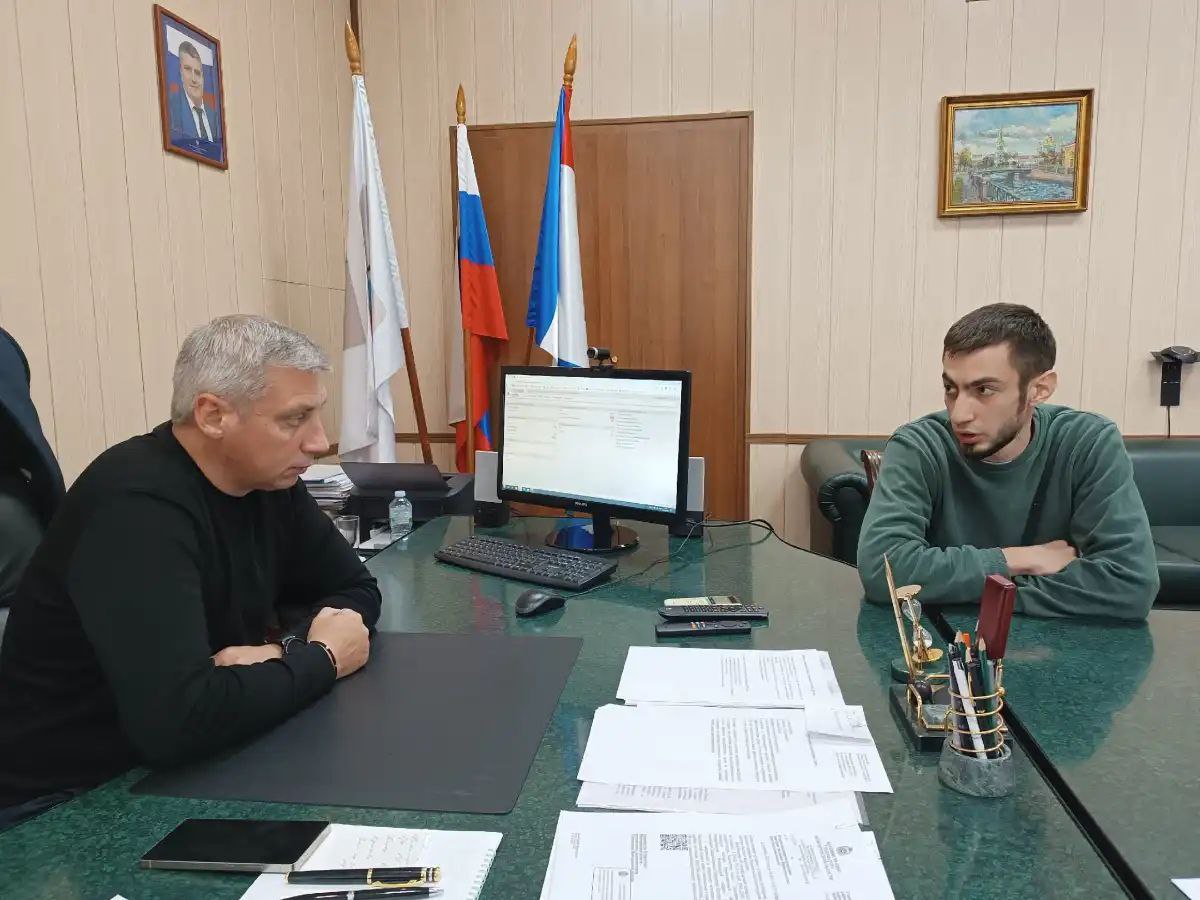 Участник проекта «СВОи герои 53» Эркент Дмитриев стажируется в администрации Боровичского округа