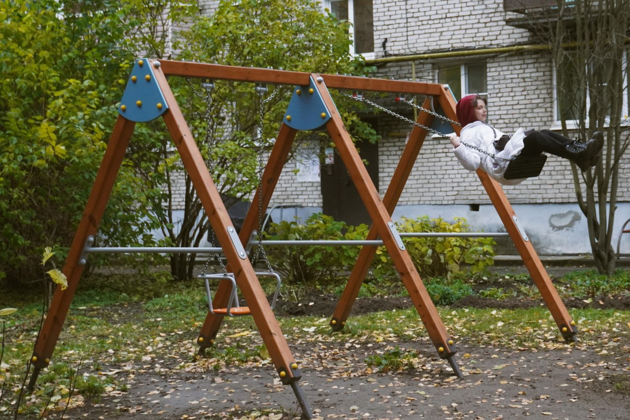 На одной из новгородских улиц появилась шведская стенка и много чего интересного На одной из новгородских улиц появилась шведская стенка и много чего интересного