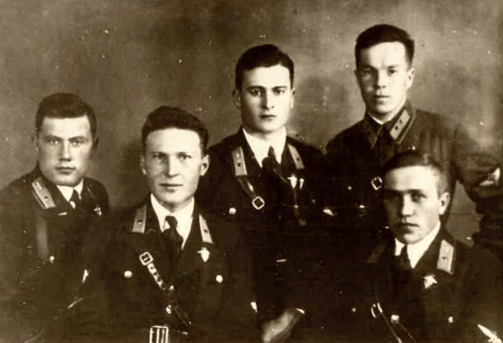 Он совершил два воздушных тарана в одном бою Он совершил два воздушных тарана в одном бою