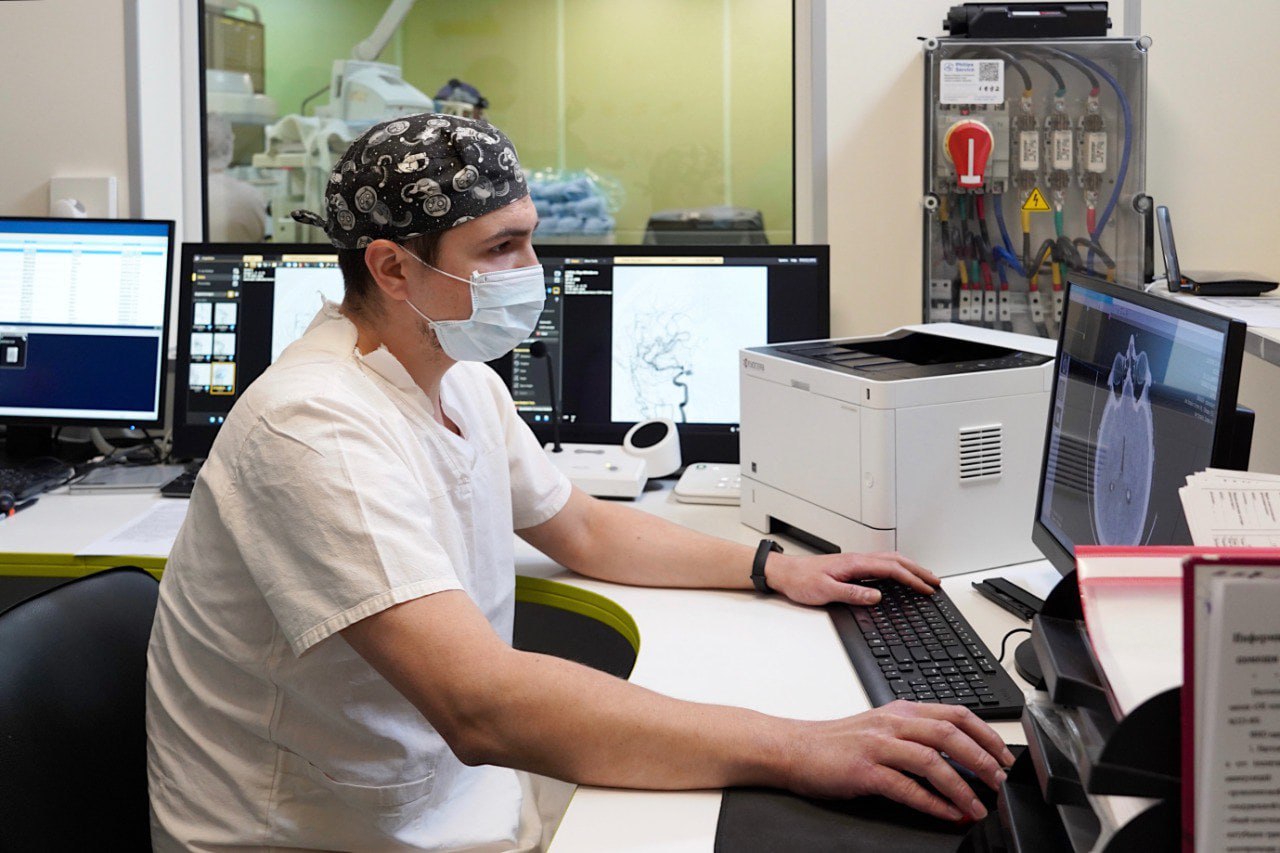 56-летнюю женщину с аневризмой головного мозга спасли новгородские врачи 56-летнюю женщину с аневризмой головного мозга спасли новгородские врачи