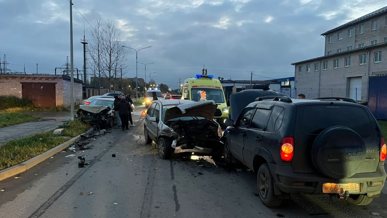 Два легковых автомобиля столкнулись в Великом Новгороде Два легковых автомобиля столкнулись в Великом Новгороде