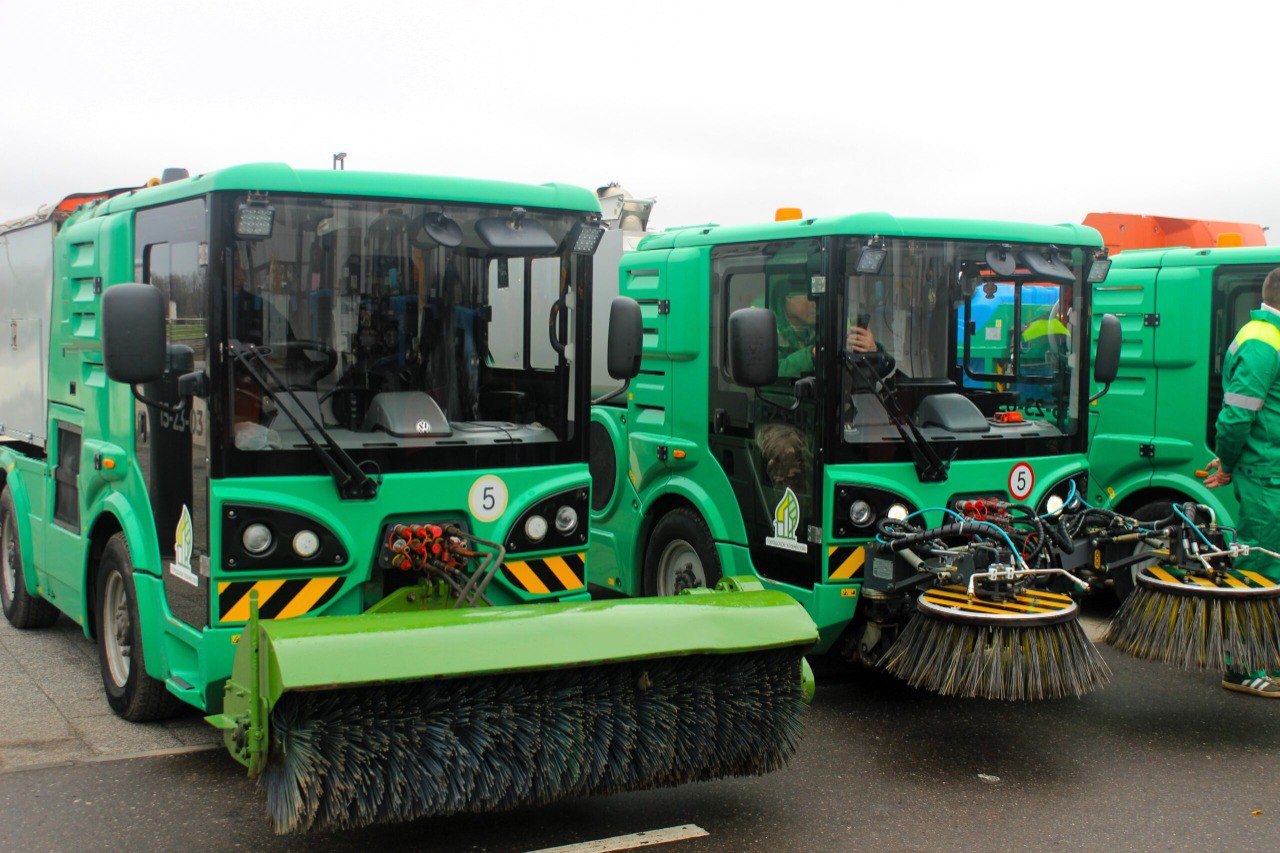 В Великий Новгород поступила дополнительная спецтехника для зимней уборки В Великий Новгород поступила дополнительная спецтехника для зимней уборки