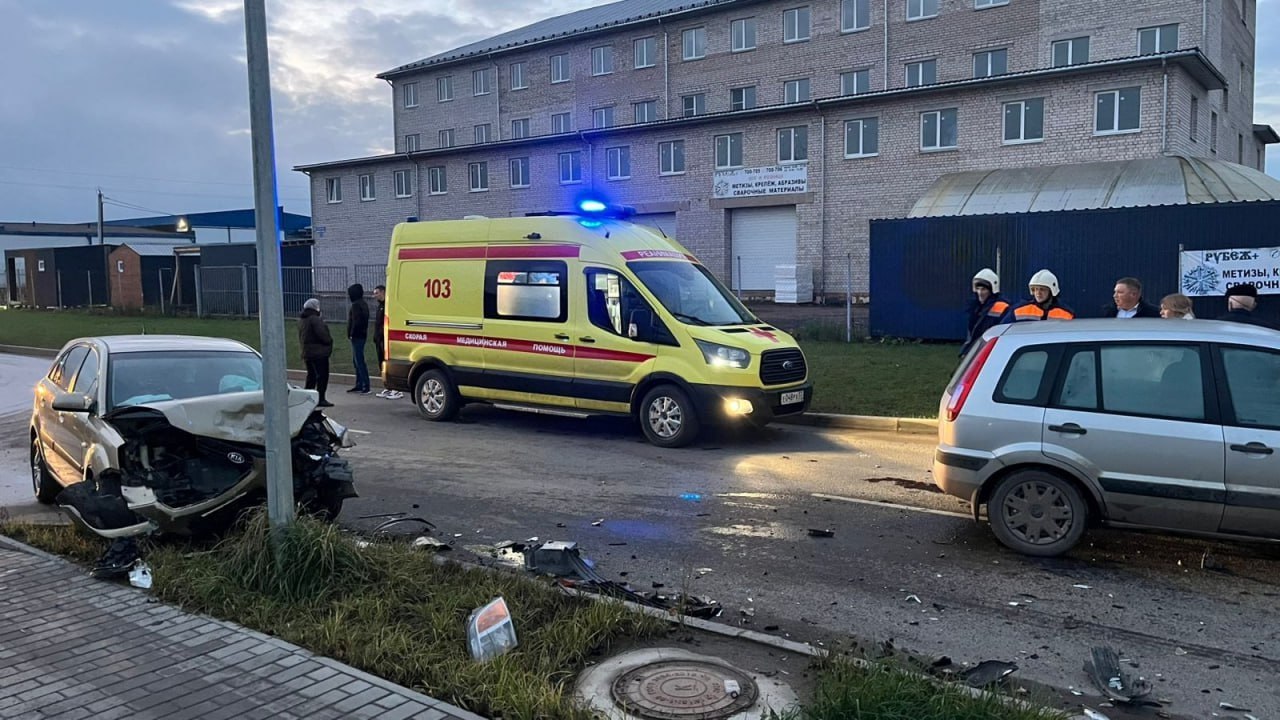 Два легковых автомобиля столкнулись в Великом Новгороде Два легковых автомобиля столкнулись в Великом Новгороде