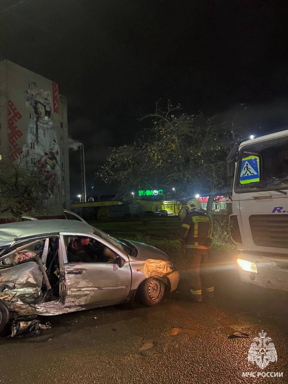 Цена ошибки на дороге. Сегодня спасатели МЧС России выезжали на ликвидацию последствий ДТП, произошедшего на улице Большая Санкт-Петербургская