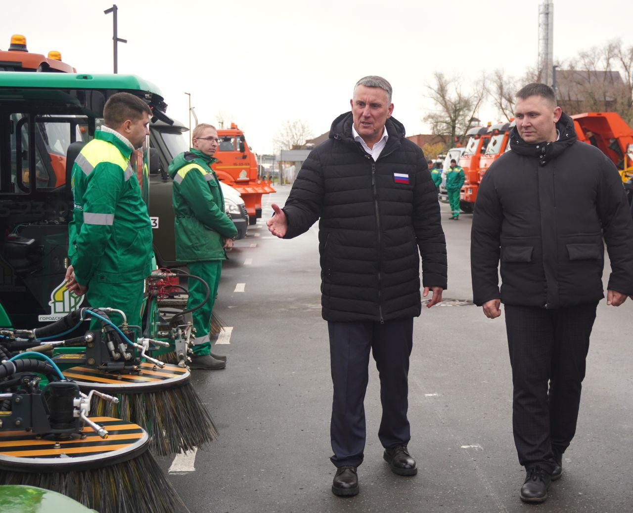 Александр Розбаум: Уважаемые Новгородцы!. Сегодня проверил готовность техники «Городского хозяйства», МАУ «Парки Великого Новгорода» и подрядной организации «Солид» к зиме В этом году, благодаря нашему Губернатору Александру... Александр Розбаум: Уважаемые Новгородцы!. Сегодня проверил готовность техники «Городского хозяйства», МАУ «Парки Великого Новгорода» и подрядной организации «Солид» к зиме В этом году, благодаря нашему Губернатору Александру...