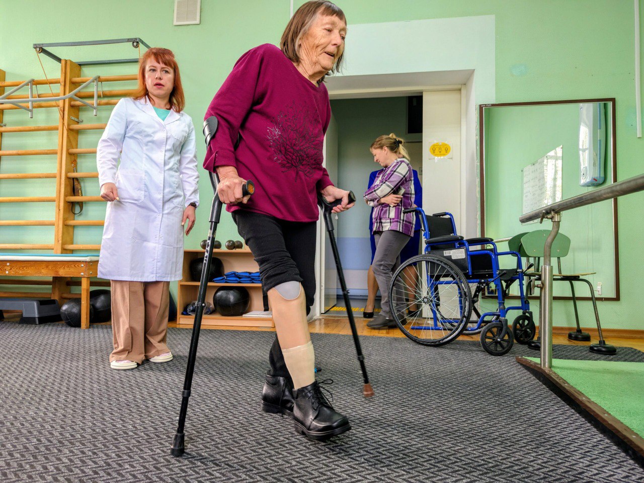 Маму погибшего бойца СВО из Новгородской области обеспечили современным протезом Маму погибшего бойца СВО из Новгородской области обеспечили современным протезом