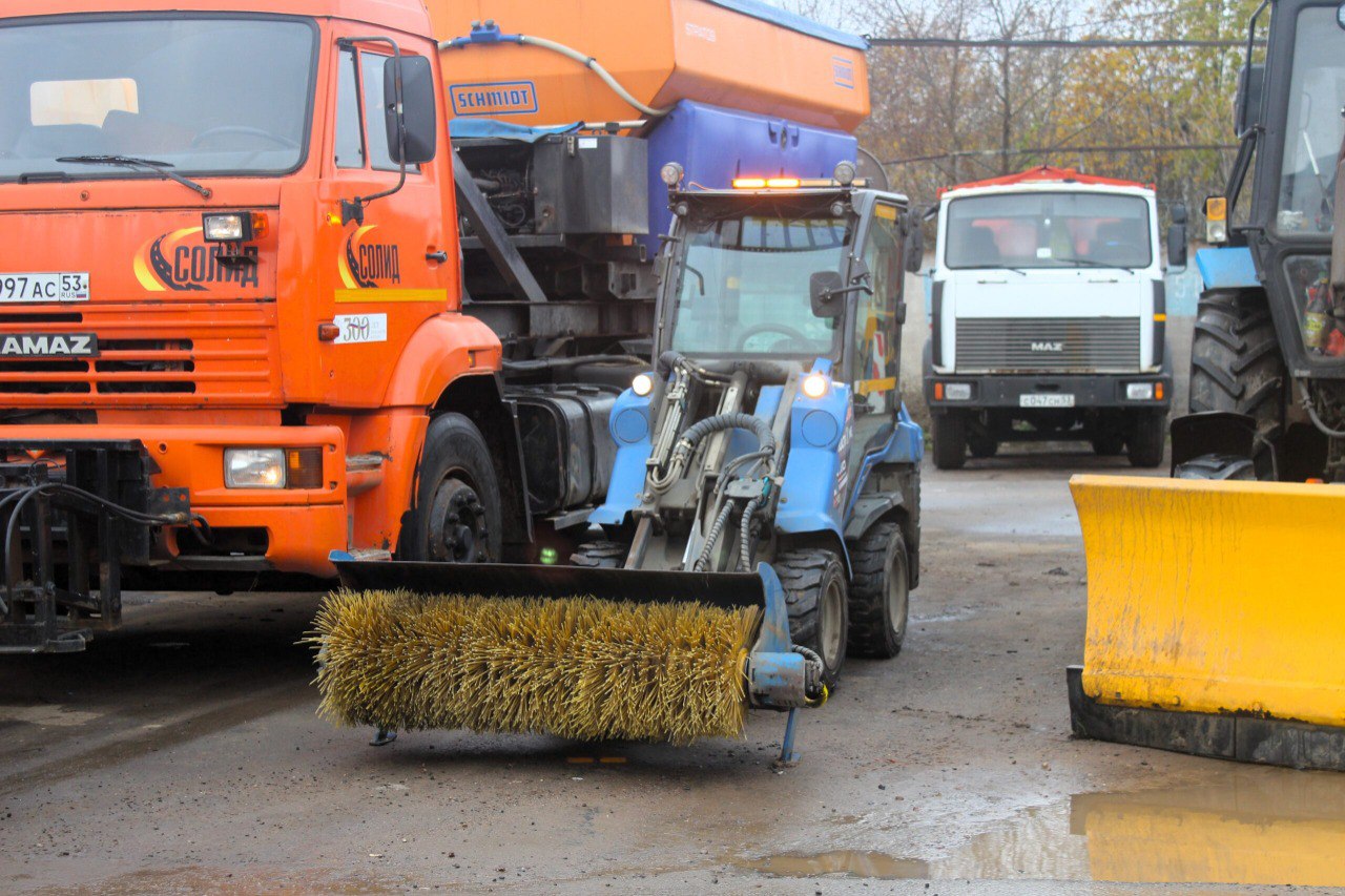 В Великий Новгород поступила дополнительная спецтехника для зимней уборки В Великий Новгород поступила дополнительная спецтехника для зимней уборки