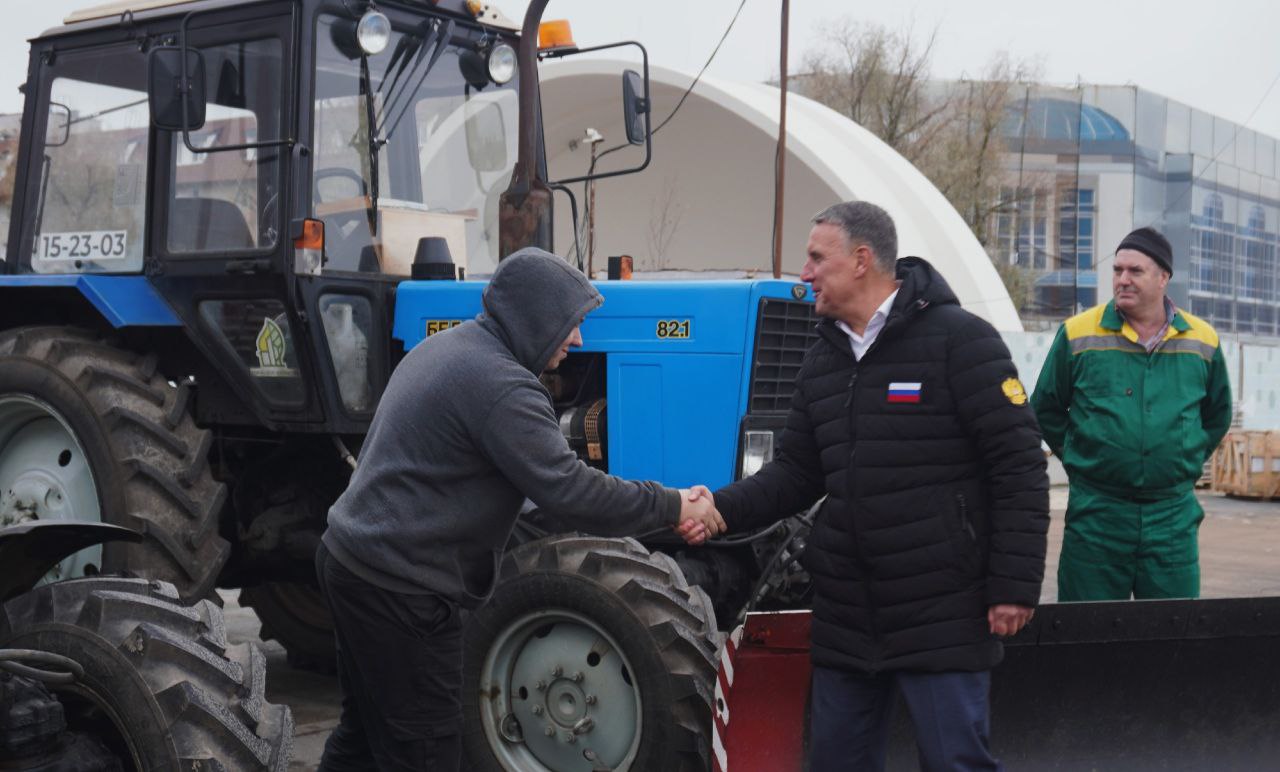 Александр Розбаум: Уважаемые Новгородцы!. Сегодня проверил готовность техники «Городского хозяйства», МАУ «Парки Великого Новгорода» и подрядной организации «Солид» к зиме В этом году, благодаря нашему Губернатору Александру... Александр Розбаум: Уважаемые Новгородцы!. Сегодня проверил готовность техники «Городского хозяйства», МАУ «Парки Великого Новгорода» и подрядной организации «Солид» к зиме В этом году, благодаря нашему Губернатору Александру...