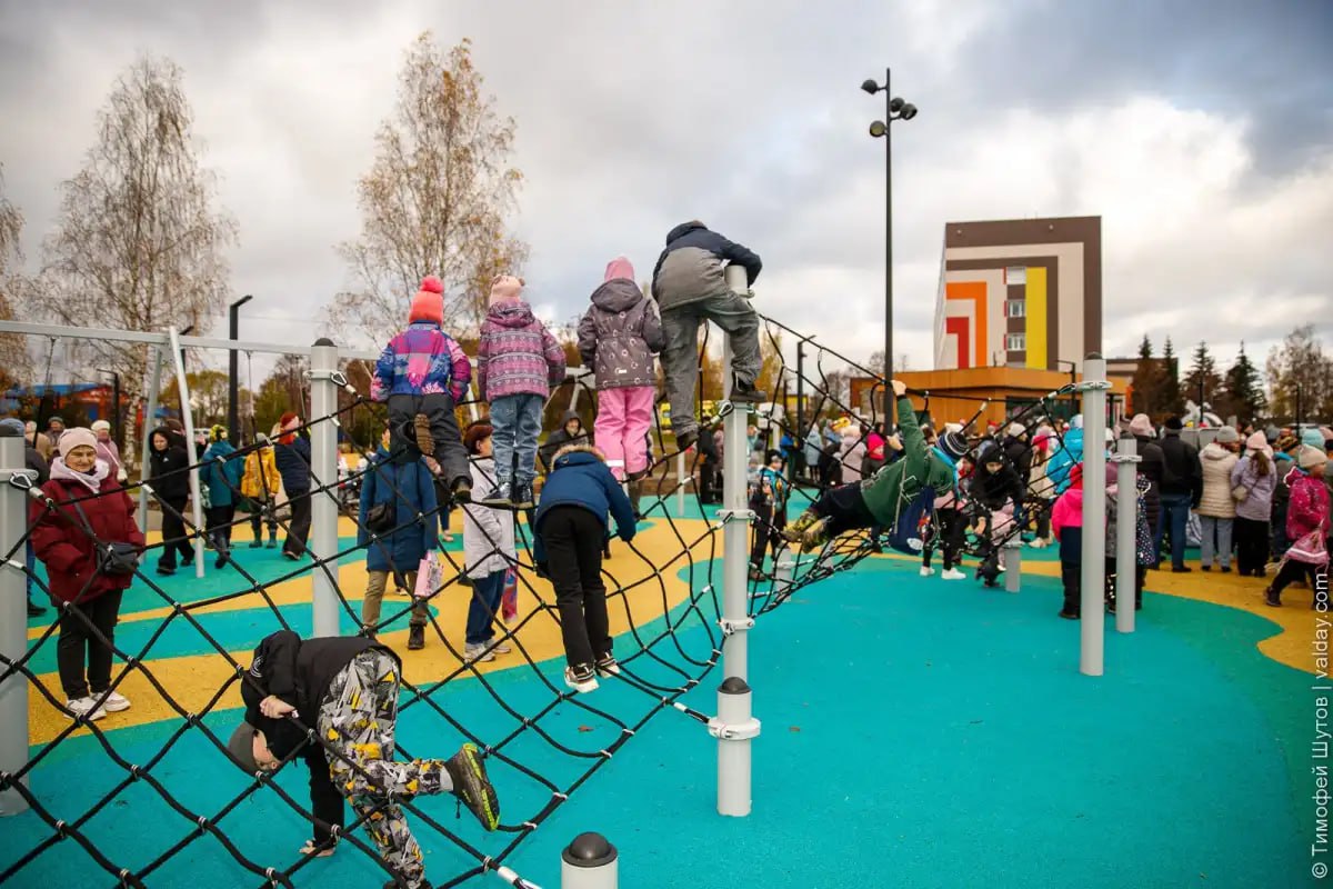 В Валдае открыли новую площадку для отдыха на улице Песчаной В Валдае открыли новую площадку для отдыха на улице Песчаной
