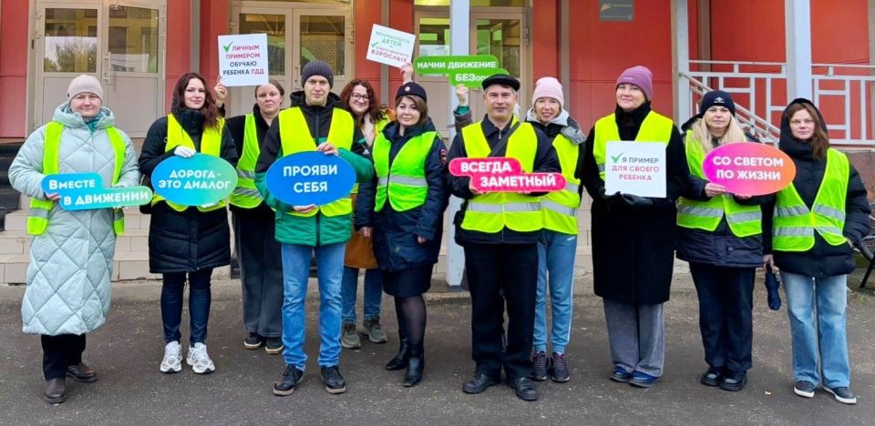 Активисты «Родительского патруля» Валдайского округа подключились к просветительской работе сотрудников Госавтоинспекции, направленной на популяризацию использования пассивных средств защиты при участии в дорожном движении
