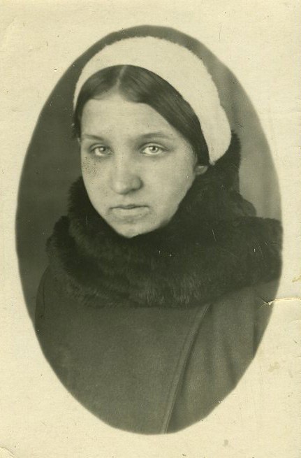 «Умру, но знаю, за что». «Я раньше любила волю, свободу, простор, поэтому мне очень трудно привыкнуть к неволе. А имя Зоя в переводе с греческого языка и есть жизнь. Ах, как хочется жить, жить…Зоя Байгер (Круглова)» «Умру, но знаю, за что». «Я раньше любила волю, свободу, простор, поэтому мне очень трудно привыкнуть к неволе. А имя Зоя в переводе с греческого языка и есть жизнь. Ах, как хочется жить, жить…Зоя Байгер (Круглова)»