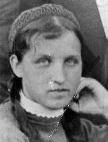 «Умру, но знаю, за что». «Я раньше любила волю, свободу, простор, поэтому мне очень трудно привыкнуть к неволе. А имя Зоя в переводе с греческого языка и есть жизнь. Ах, как хочется жить, жить…Зоя Байгер (Круглова)» «Умру, но знаю, за что». «Я раньше любила волю, свободу, простор, поэтому мне очень трудно привыкнуть к неволе. А имя Зоя в переводе с греческого языка и есть жизнь. Ах, как хочется жить, жить…Зоя Байгер (Круглова)»