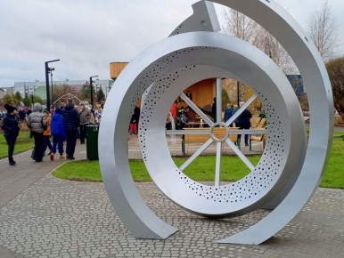 В Валдае открыли многофункциональную площадку с эффектными арт-объектами