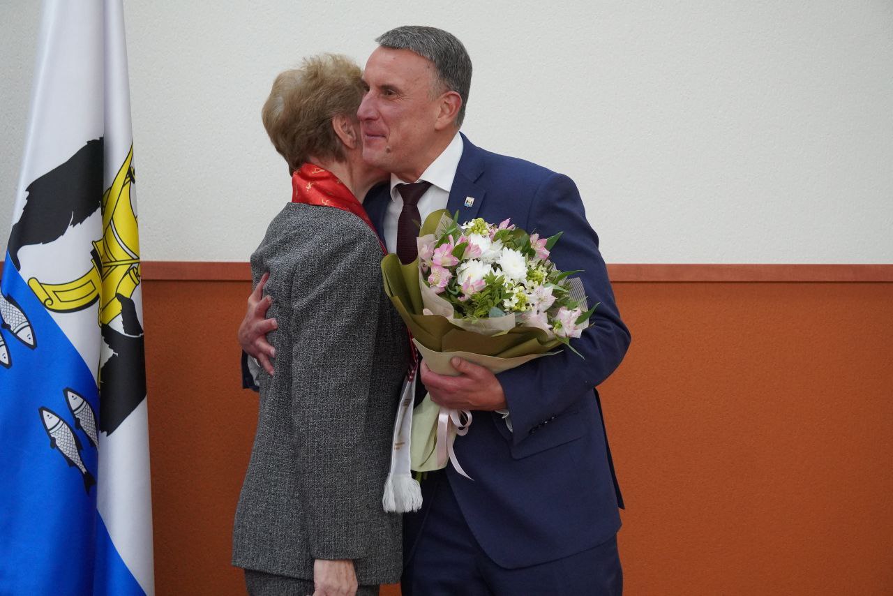 Александр Розбаум: Уважаемые Новгородцы!. Сегодня вместе с Заслуженным мастером спорта Советского Союза, Почётным гражданином Великого Новгорода, официальным Послом ГТО Ниной Юрьевной Трофимовой, в торжественной обстановке... Александр Розбаум: Уважаемые Новгородцы!. Сегодня вместе с Заслуженным мастером спорта Советского Союза, Почётным гражданином Великого Новгорода, официальным Послом ГТО Ниной Юрьевной Трофимовой, в торжественной обстановке...