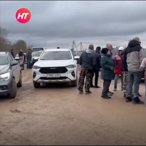 Жители деревни Теремец Новгородского округа перекрыли дорогу, протестуя против бездействия подрядчика