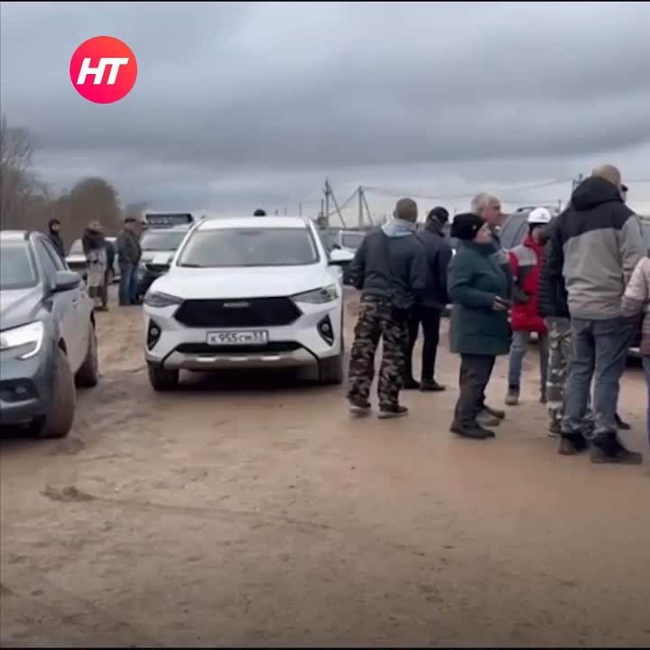 Жители деревни Теремец Новгородского округа перекрыли дорогу, протестуя против бездействия подрядчика