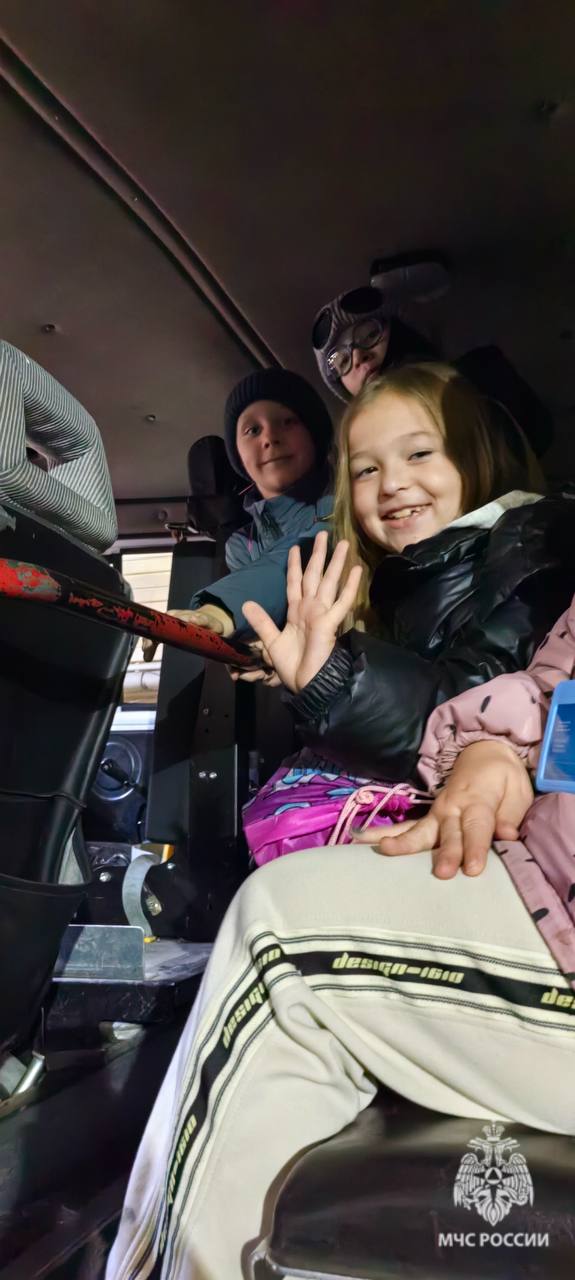 Огненные впечатления. Юные новгородцы побывали на экскурсии на отдельном посту 3 пожарно-спасательной части 1 пожарно-спасательного отряда ГУ МЧС России по Новгородской области Огненные впечатления. Юные новгородцы побывали на экскурсии на отдельном посту 3 пожарно-спасательной части 1 пожарно-спасательного отряда ГУ МЧС России по Новгородской области