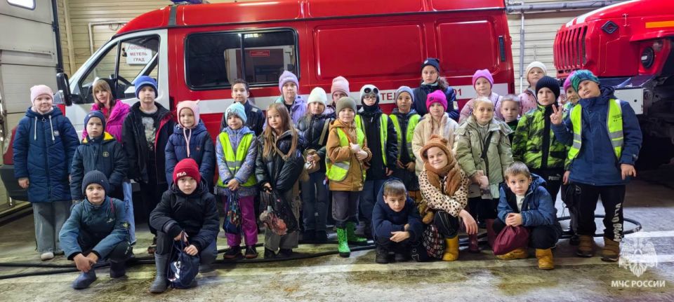 Огненные впечатления. Юные новгородцы побывали на экскурсии на отдельном посту 3 пожарно-спасательной части 1 пожарно-спасательного отряда ГУ МЧС России по Новгородской области
