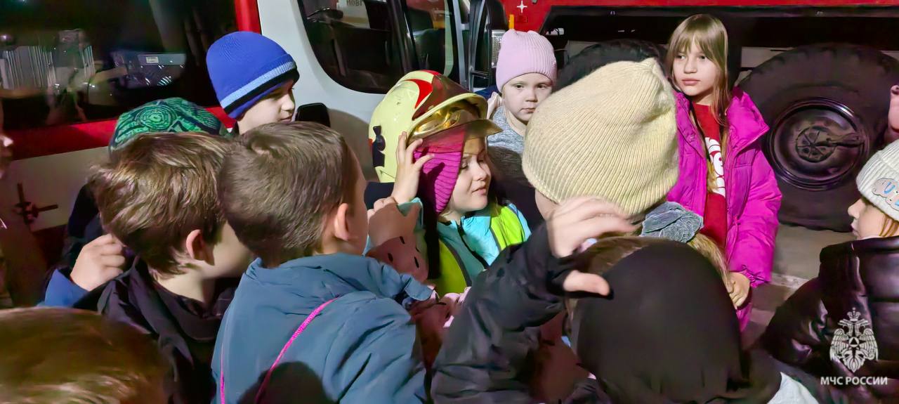 Огненные впечатления. Юные новгородцы побывали на экскурсии на отдельном посту 3 пожарно-спасательной части 1 пожарно-спасательного отряда ГУ МЧС России по Новгородской области Огненные впечатления. Юные новгородцы побывали на экскурсии на отдельном посту 3 пожарно-спасательной части 1 пожарно-спасательного отряда ГУ МЧС России по Новгородской области