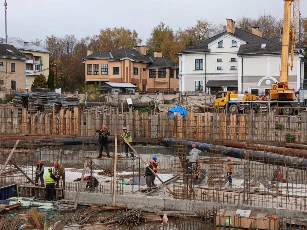 На площадке историко-археологического центра имени Янина в Великом Новгороде начались монолитные работы