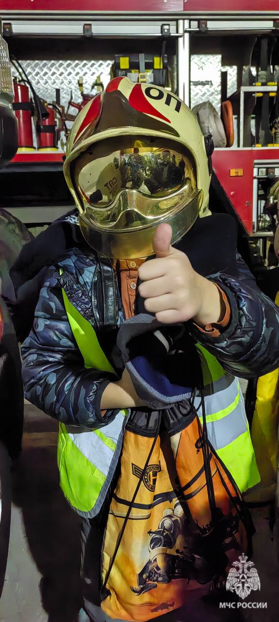 Огненные впечатления. Юные новгородцы побывали на экскурсии на отдельном посту 3 пожарно-спасательной части 1 пожарно-спасательного отряда ГУ МЧС России по Новгородской области Огненные впечатления. Юные новгородцы побывали на экскурсии на отдельном посту 3 пожарно-спасательной части 1 пожарно-спасательного отряда ГУ МЧС России по Новгородской области