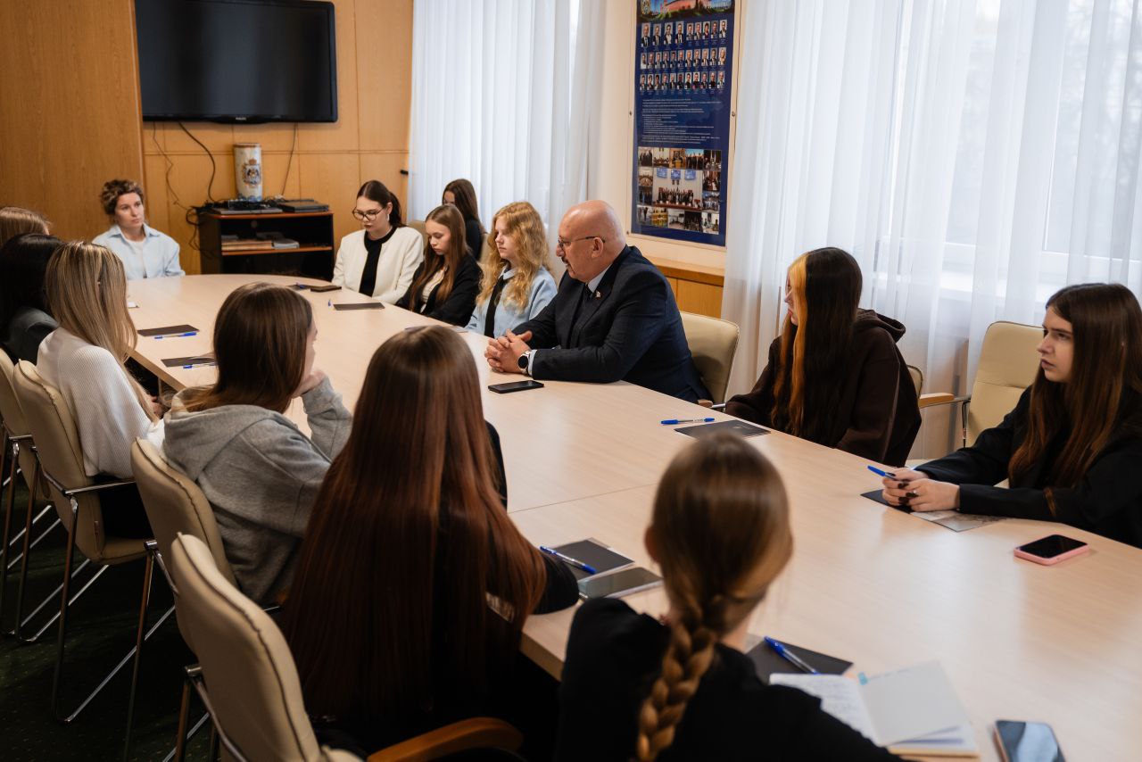 Новгородскую областную Думу посетили студенты агротехнического техникума Новгородскую областную Думу посетили студенты агротехнического техникума