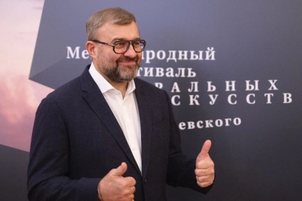 Звёзды новгородского театрального фестиваля прошлись по «красной дорожке»