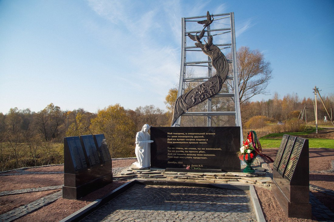 «Через меня!». Сохранилась фотография военной поры: на могиле со скромным обелиском последние почести погибшему воину отдают его сослуживцы «Через меня!». Сохранилась фотография военной поры: на могиле со скромным обелиском последние почести погибшему воину отдают его сослуживцы