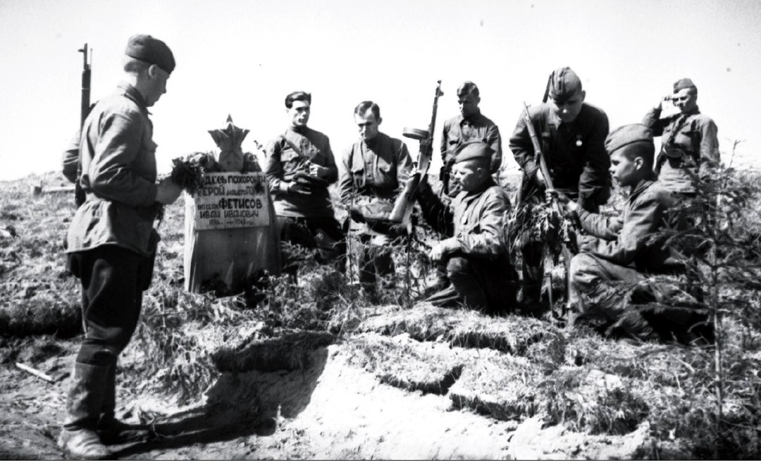 «Через меня!». Сохранилась фотография военной поры: на могиле со скромным обелиском последние почести погибшему воину отдают его сослуживцы «Через меня!». Сохранилась фотография военной поры: на могиле со скромным обелиском последние почести погибшему воину отдают его сослуживцы