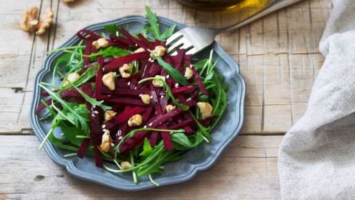 Простой салат из трех продуктов: приготовьте, если в холодильнике залежалась свекла