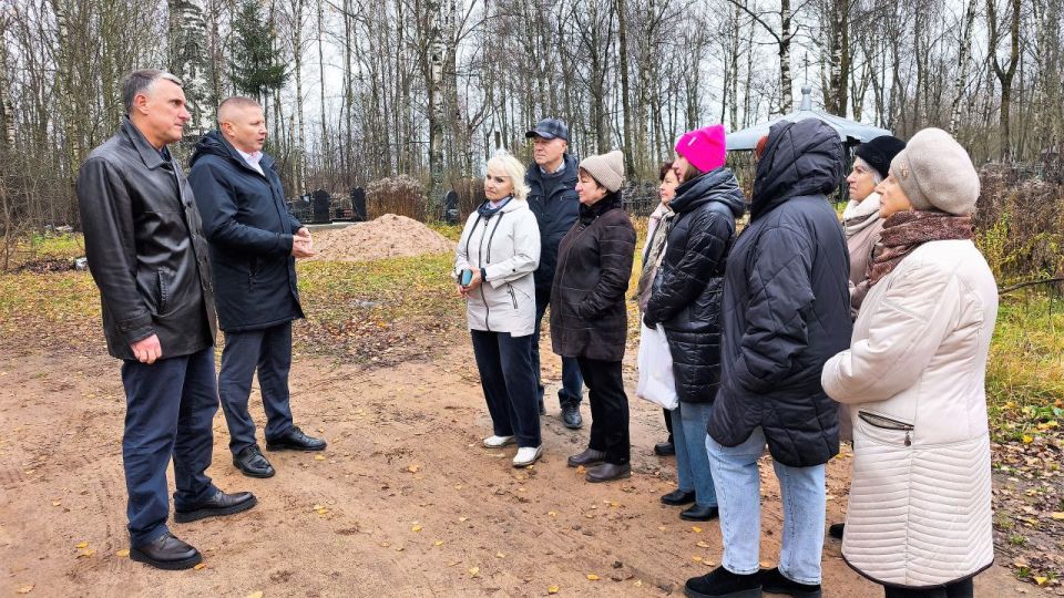 Александр Розбаум: Сегодня, как и обещал на недавней встрече, в парке «Деревяницкая роща» встретились с активными жителями микрорайона и обсудили возможность установки забора вокруг территории старого кладбища, которое...