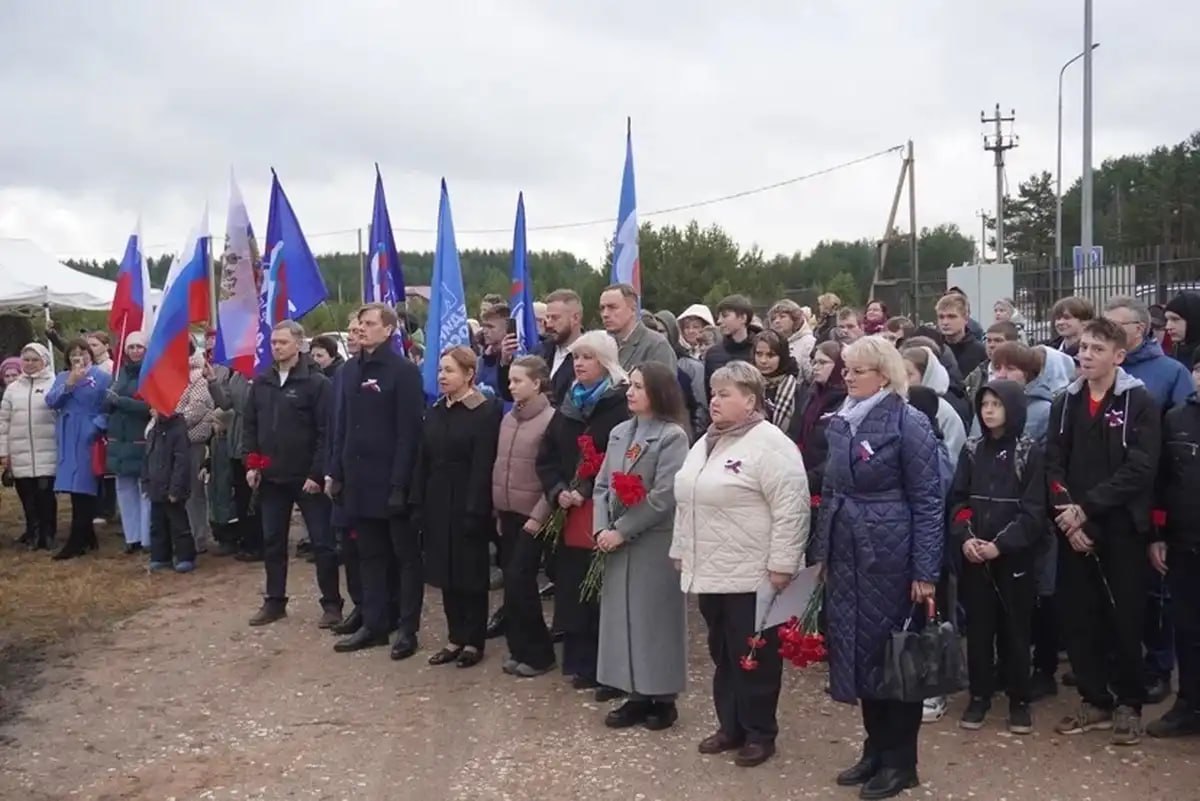 На месте Хвойнинского аэродрома открыли памятник военным лётчикам На месте Хвойнинского аэродрома открыли памятник военным лётчикам