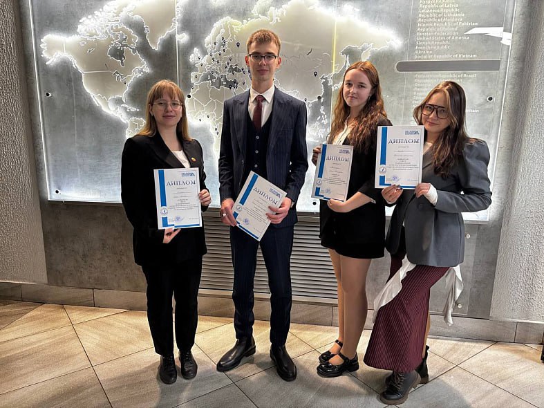 Молодцы! Гордимся!. Студенты НовГУ стали победителями престижной международной конференции Студенты Педагогического института НовГУ Кирилл Тимофеев, Лилия Комарова, Ксения Виноградова и Святослава Сергеева стали победителями...
