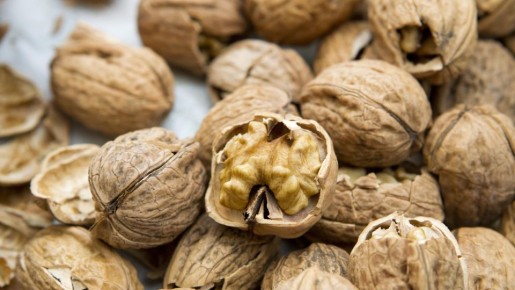 Не выбрасывайте скорлупу от грецких орехов: вы и не догадывались о ее пользе
