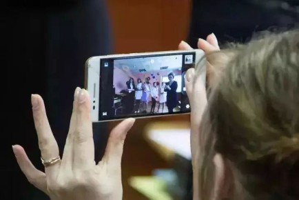 Как размыть фон на селфи за секунду: выбери «Глубину» в камере смартфона