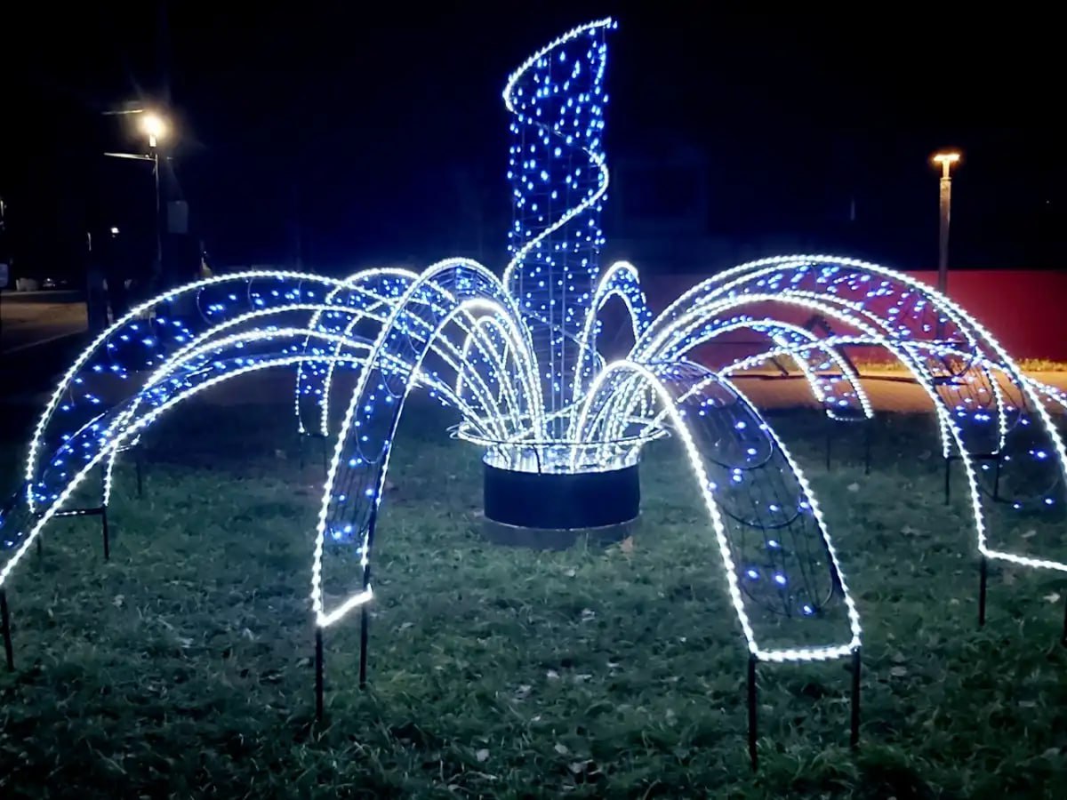 На Пушкинской улице в Любытине появился светящийся арт-объект