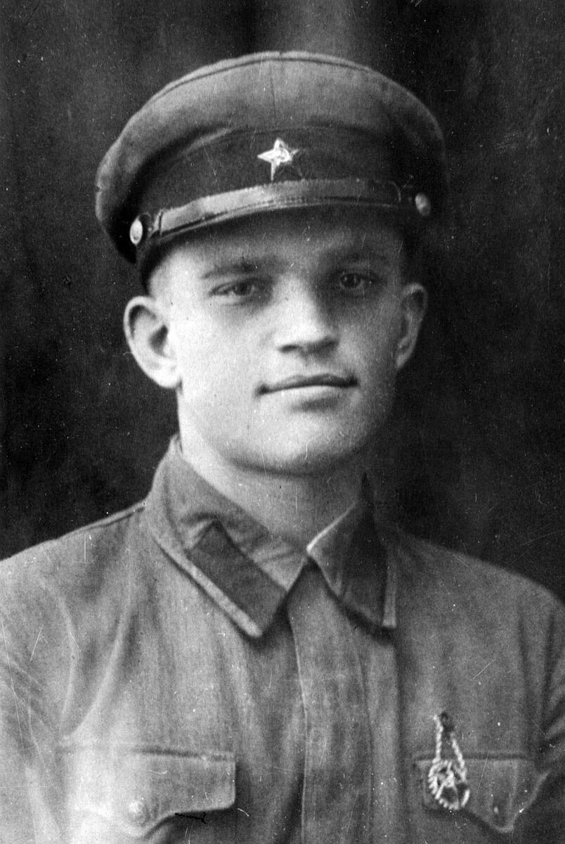 Победивший смерть. «Первое коротенькое письмо Саша отправил домой на семнадцатый день войны: «Стоим в лесу под Псковом. Ждём приказа. Немца бьём крепко. Я жив, здоров»