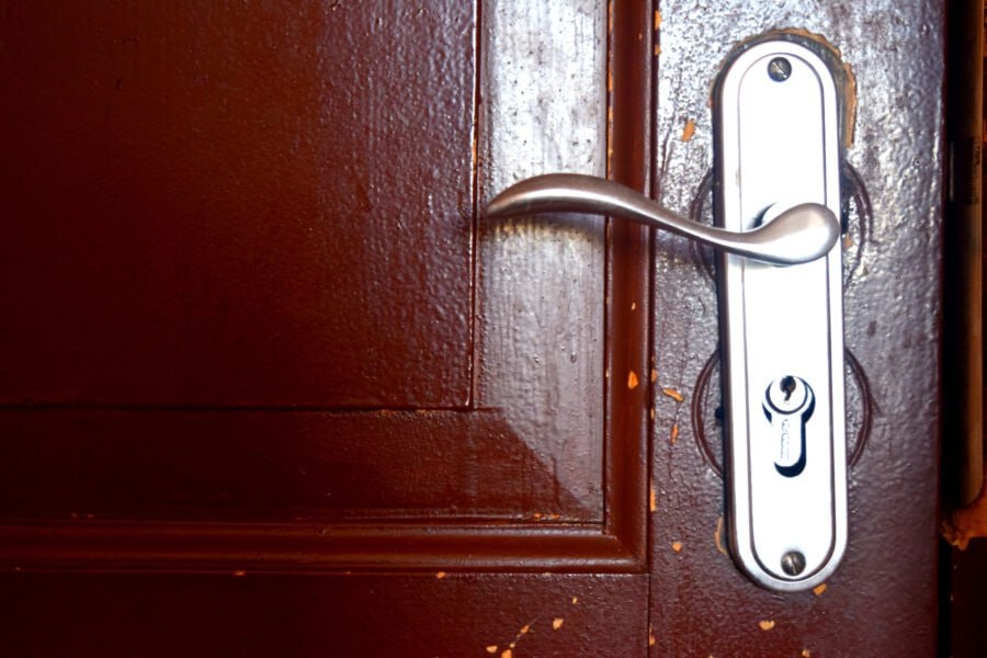 В Боровичах женщина полгода не догадывалась, что её дачу обокрали