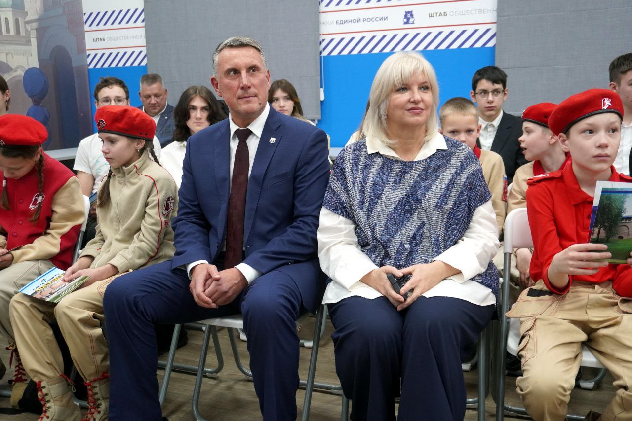 Александр Розбаум: Уважаемые Новгородцы!. Сегодня, вместе с депутатом Государственной Думы Еленой Моисеевной Цунаевой, в торжественной обстановке вручили нашим юношам и девушкам свидетельства о несении Вахты «Пост № 1»... Александр Розбаум: Уважаемые Новгородцы!. Сегодня, вместе с депутатом Государственной Думы Еленой Моисеевной Цунаевой, в торжественной обстановке вручили нашим юношам и девушкам свидетельства о несении Вахты «Пост № 1»...