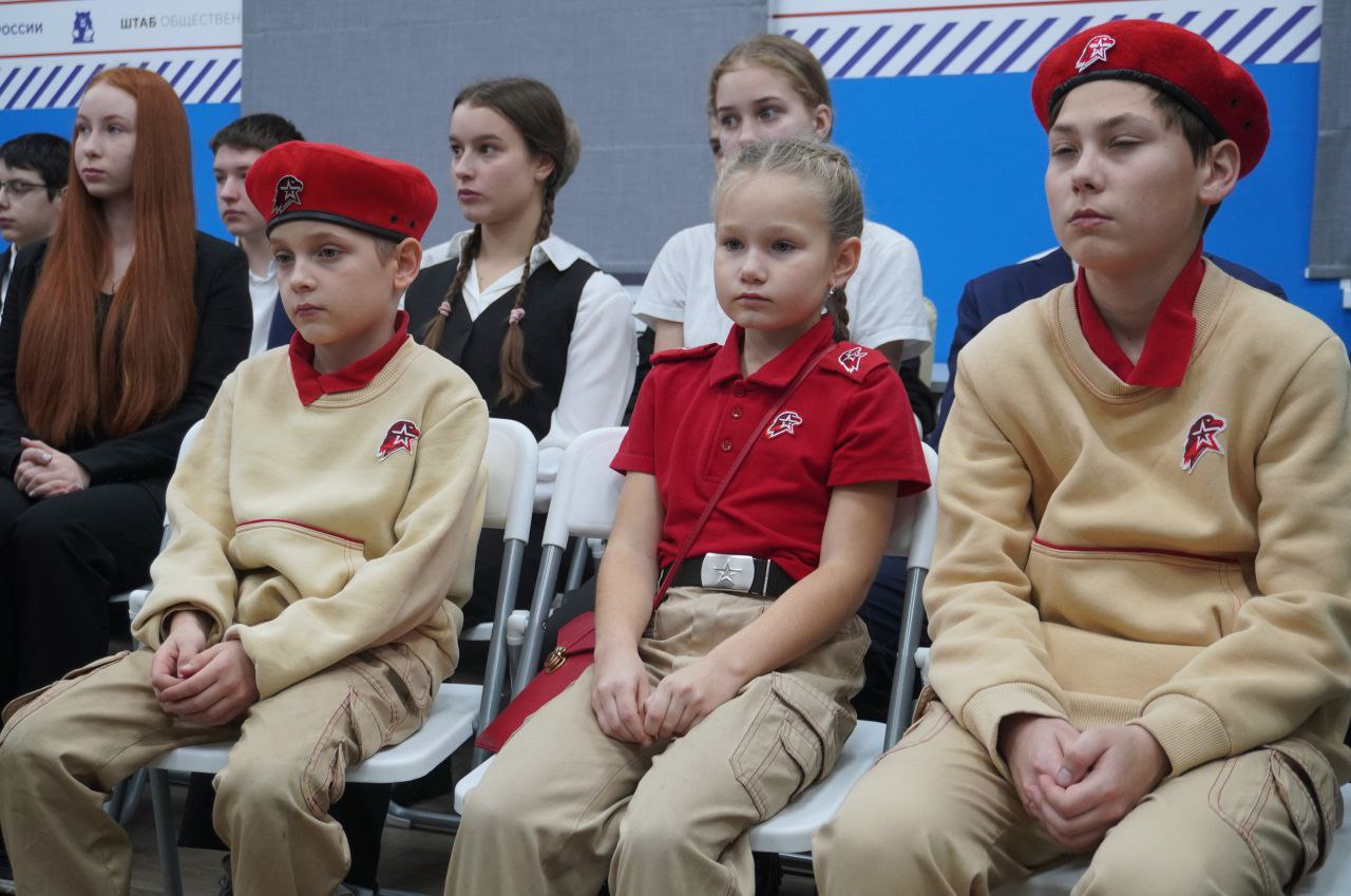 Александр Розбаум: Уважаемые Новгородцы!. Сегодня, вместе с депутатом Государственной Думы Еленой Моисеевной Цунаевой, в торжественной обстановке вручили нашим юношам и девушкам свидетельства о несении Вахты «Пост № 1»... Александр Розбаум: Уважаемые Новгородцы!. Сегодня, вместе с депутатом Государственной Думы Еленой Моисеевной Цунаевой, в торжественной обстановке вручили нашим юношам и девушкам свидетельства о несении Вахты «Пост № 1»...