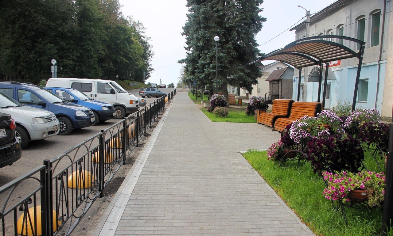 В Демянске появилась обновлённая пешеходная зона с арт-объектом В Демянске появилась обновлённая пешеходная зона с арт-объектом