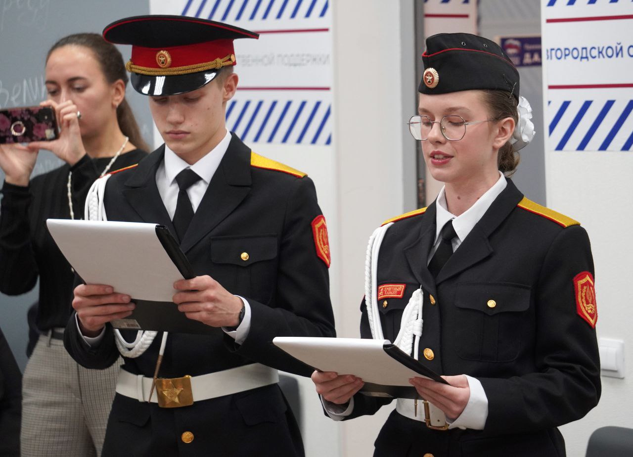 Александр Розбаум: Уважаемые Новгородцы!. Сегодня, вместе с депутатом Государственной Думы Еленой Моисеевной Цунаевой, в торжественной обстановке вручили нашим юношам и девушкам свидетельства о несении Вахты «Пост № 1»...