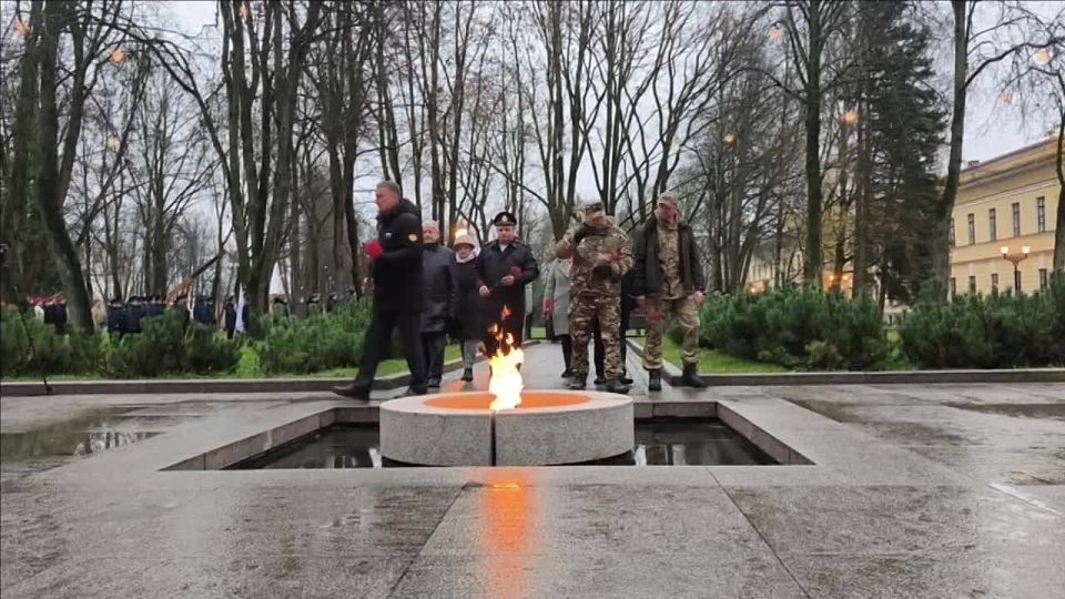 Александр Розбаум: Уважаемые Новгородцы!. Сегодня на площади Победы-Софийская прошло торжественное мероприятие, посвящённое Дню воинской славы России – День проведения военного парада на Красной площади в Москве 7 ноября...