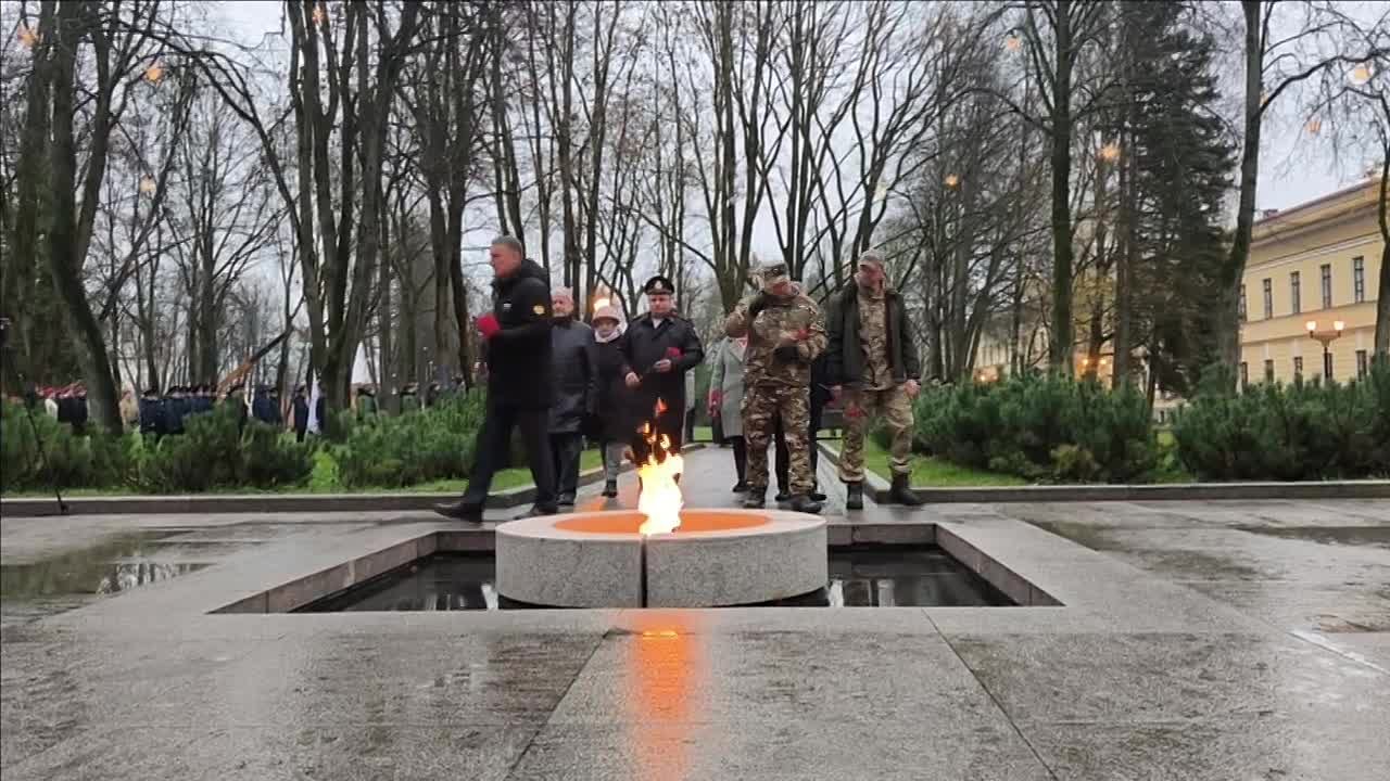 Александр Розбаум: Уважаемые Новгородцы!. Сегодня на площади Победы-Софийская прошло торжественное мероприятие, посвящённое Дню воинской славы России – День проведения военного парада на Красной площади в Москве 7 ноября...