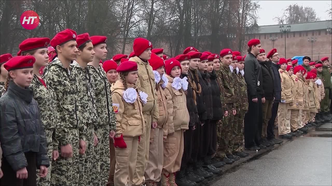 В Великом Новгороде прошел парад на площади Победы-Софийская