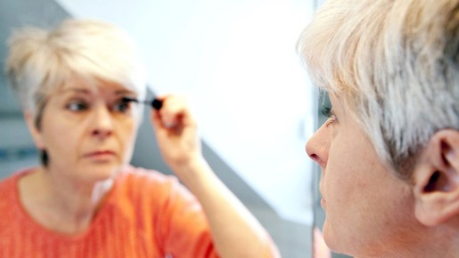 Секрет чарующего взгляда: стоит ли отказываться от подводки в возрасте 50+