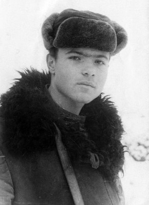 Ваня из Лопотухи. «Федот Степанович Степанов только что приехал домой из госпиталя, где лечился после тяжелого ранения. И вот стук почтальона. Серый конверт, в которых тогда рассылались похоронные. Бывалый пулемётчик усилием...