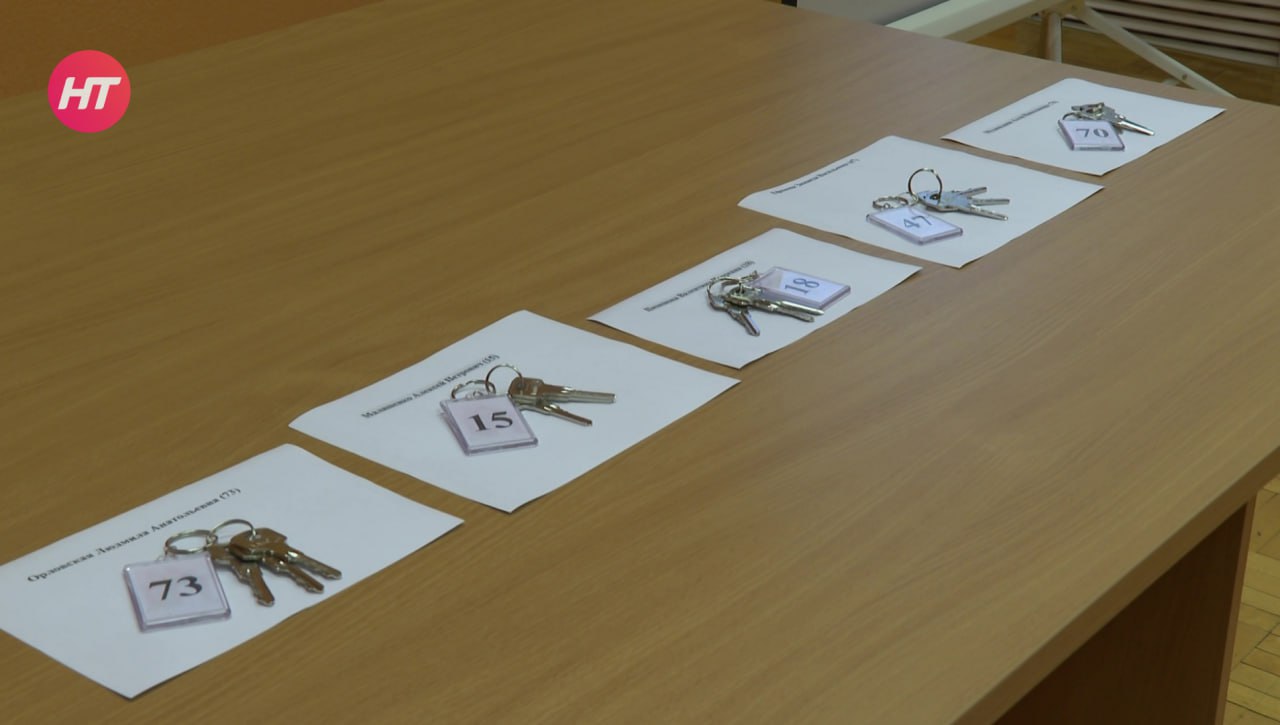 В Парфине пять семей получили ключи от новых квартир В Парфине пять семей получили ключи от новых квартир