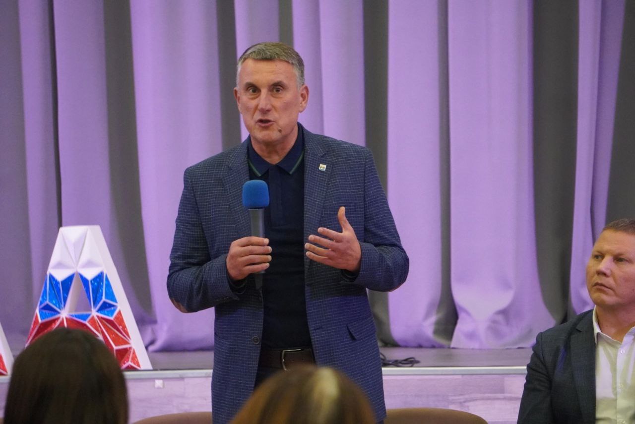 Александр Розбаум: Уважаемые Земляки!. Сегодня вечером, по поручению Губернатора Новгородской области Александра Валентиновича Дронова встретился с родителями учеников школы 31 и жителями Псковского микрорайона Александр Розбаум: Уважаемые Земляки!. Сегодня вечером, по поручению Губернатора Новгородской области Александра Валентиновича Дронова встретился с родителями учеников школы 31 и жителями Псковского микрорайона